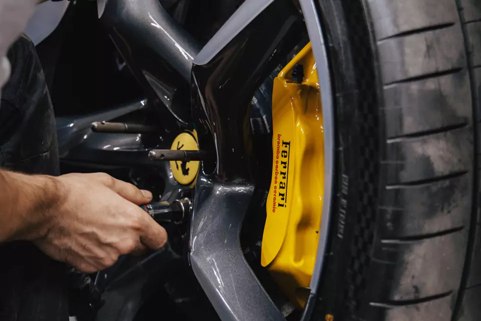 Фирменный шиномонтаж на стендах Hunter для Ferrari Purosangue